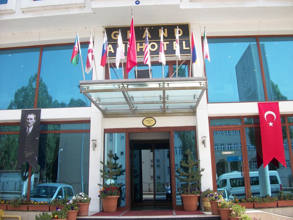 Grand Ani Hotel Карс Екстериор снимка